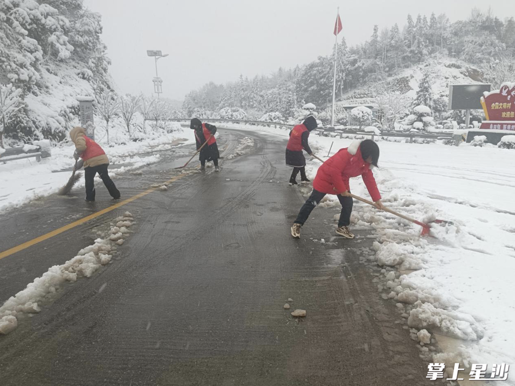 经过4个多小时铲雪除冰，新明村境内田新公路和大龙路道路积雪已清理，组级路除障铲雪工作也正在积极开展中。