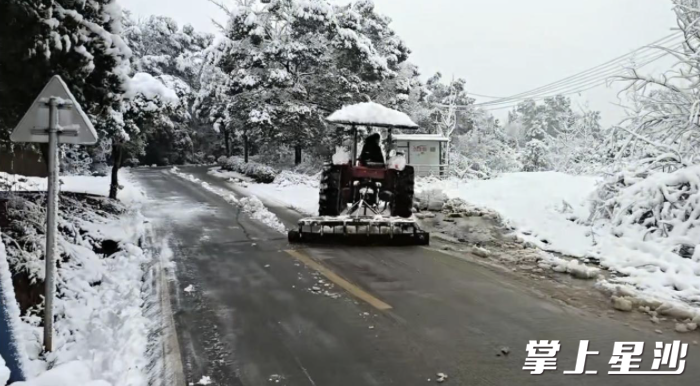 彭帅驾驶着铲雪神器，清理道路。均为新明村供图