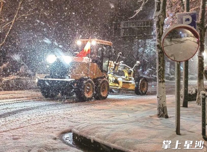 1月22日凌晨5时，14台平地机、5台扫雪车全部出动，对城区主次干道和重点区域进行扫雪除冰作业。长沙县城管局供图