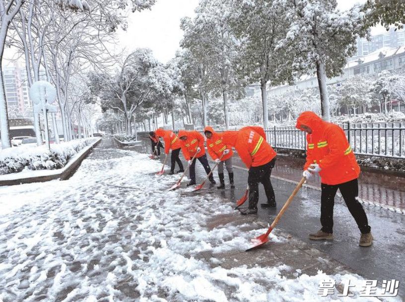 1月22日，城区2000余名环卫工人全员上路扫雪除冰。长沙县城管局供图