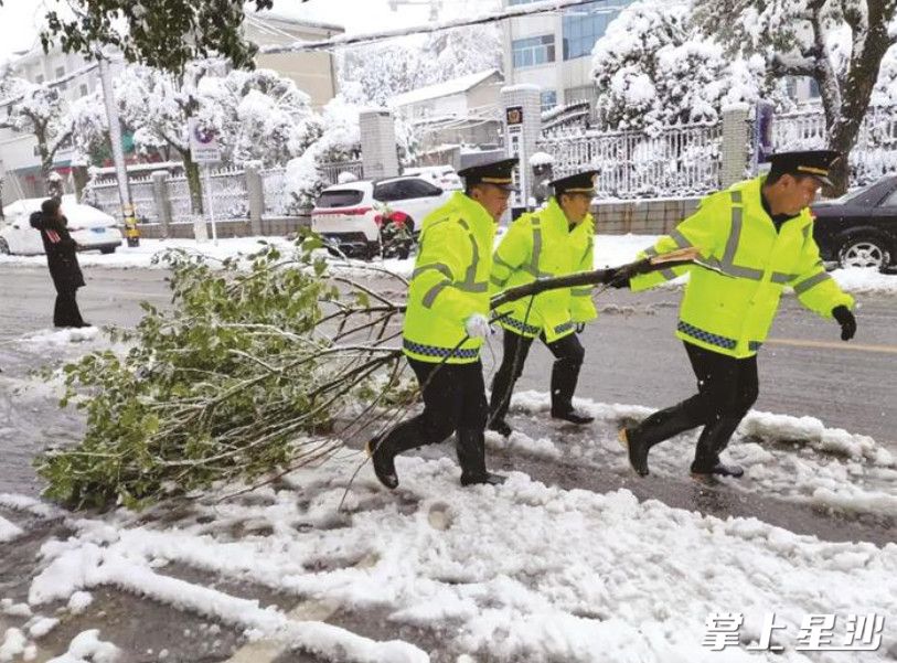 长沙县行政执法局第一时间对辖区各主干道、桥梁、人行道、易结冰区域等开展扫雪除冰行动。长沙县行政执法局供图