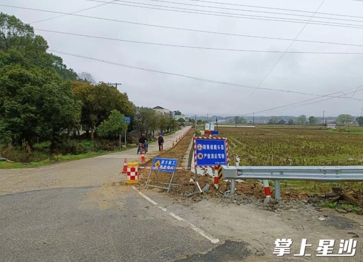 正在施工中的农村公路。