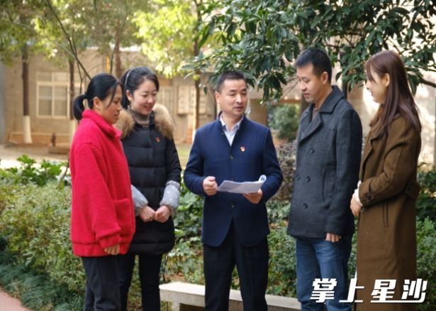 未来蜂巢小区业委会主任、物业经理、居民代表正在围绕小区事务进行商讨。