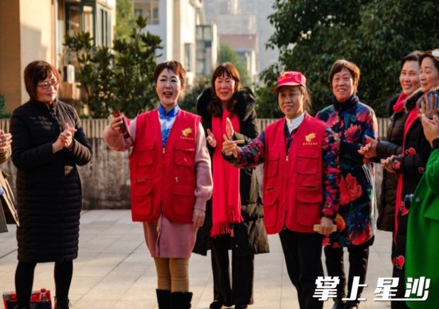 星港社区苹果小区党支部副书记陈湘江带领宣讲员为居民宣讲消防安全知识。