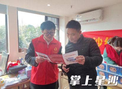 邻长微姐正在活动现场给居民讲解安全小知识。社区供图