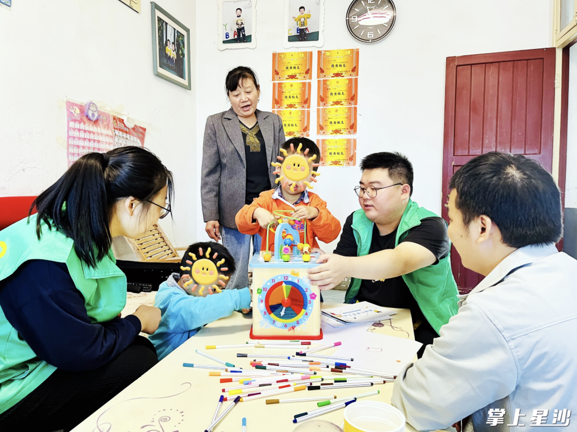 长沙县民政局“星城有爱 守护未来”服务项目的社工们开展上门服务。