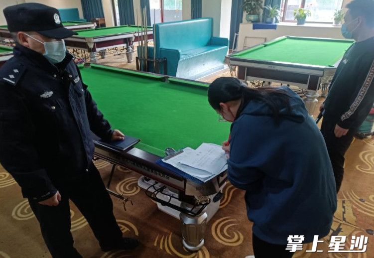 发动重点场所经营人签订《积极参与“利剑护蕾·雷霆行动”承诺书》。街道供图