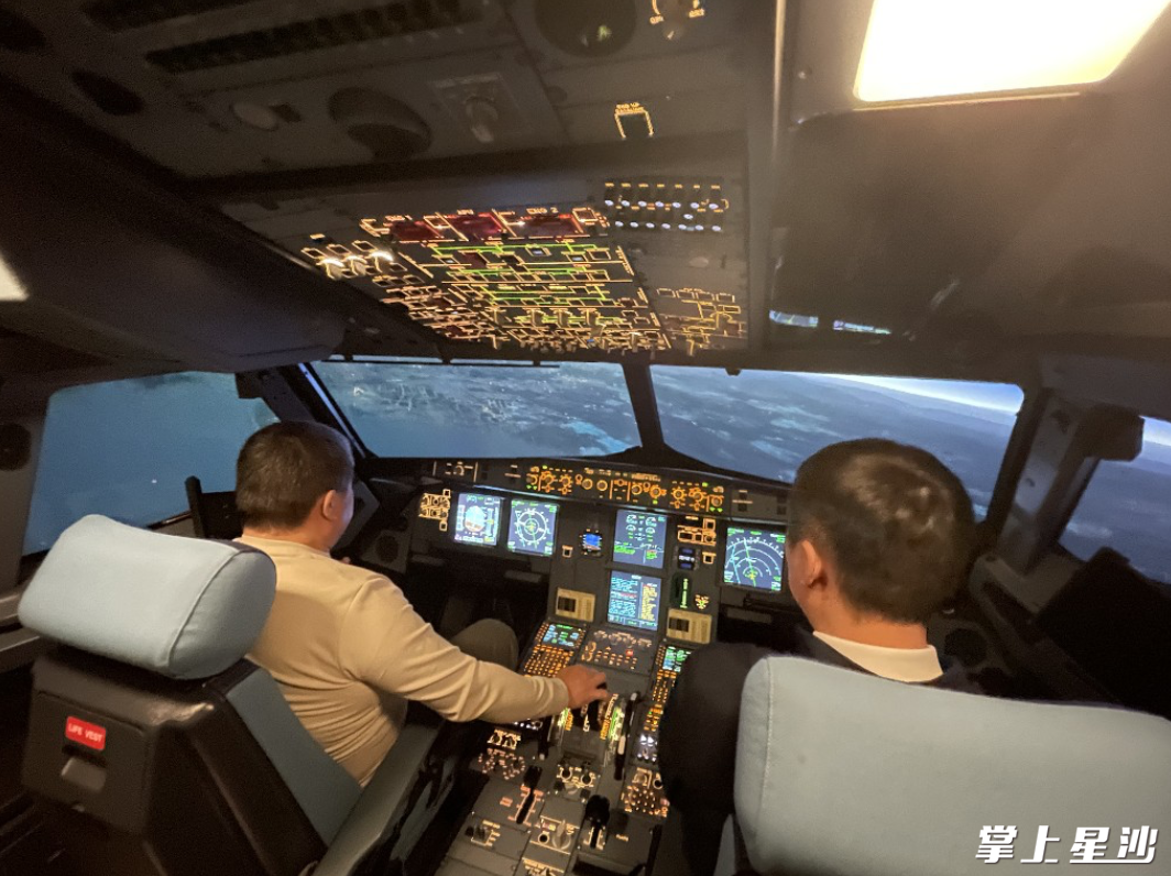 图为工作人员在A320 CEO/NEO全动模拟机内训练。
