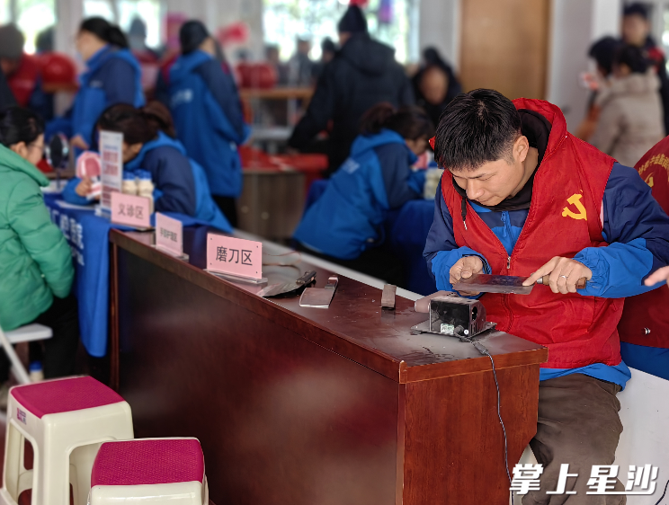 图为志愿者在帮居民免费磨刀。均为社区供图