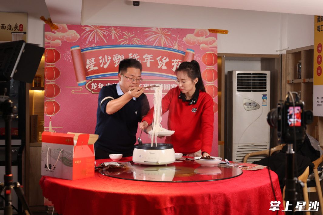 直播人员试吃相关产品。