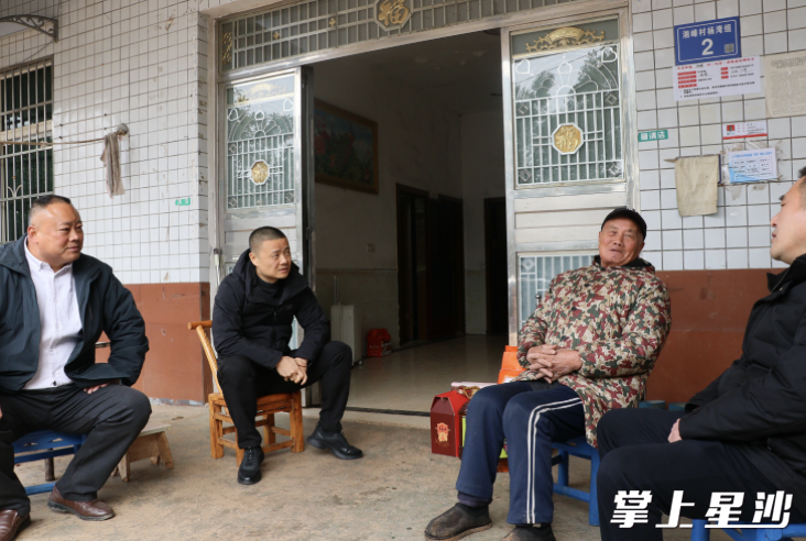 图为长龙街道党工委书记商瑜一行走访慰问。均为林畅 摄