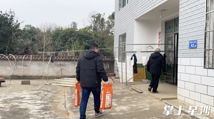 图为春节慰问活动现场。
