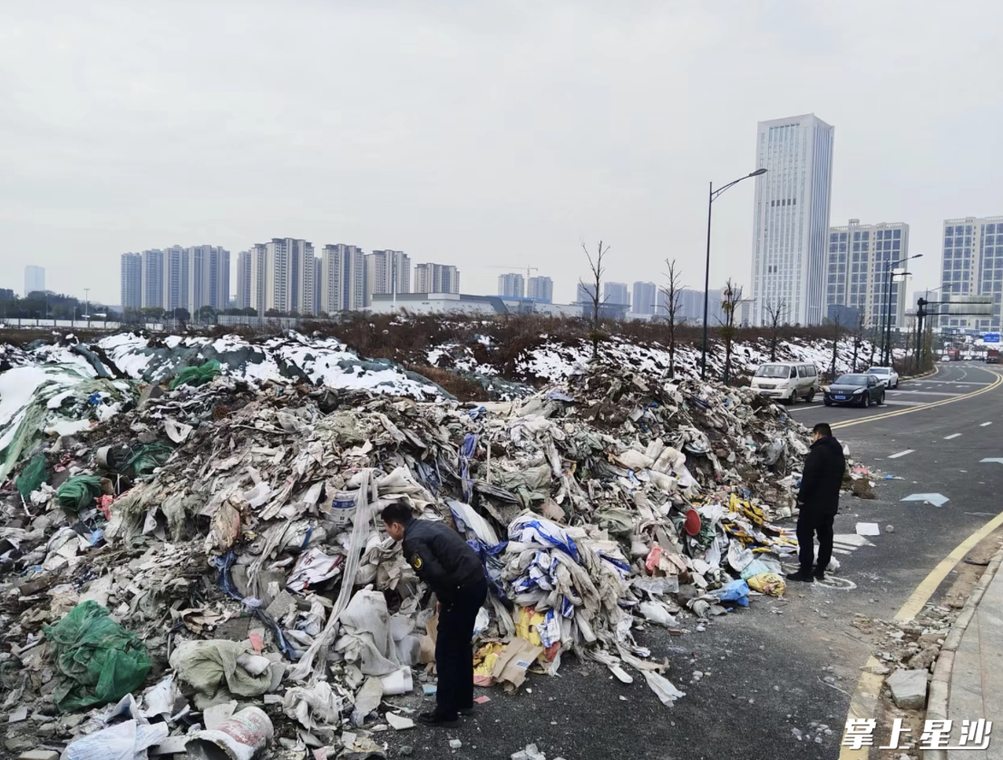 长龙街道辖区发现洋湖路东尽头有偷倒建筑垃圾，工作人员调查取证。均为街道供图