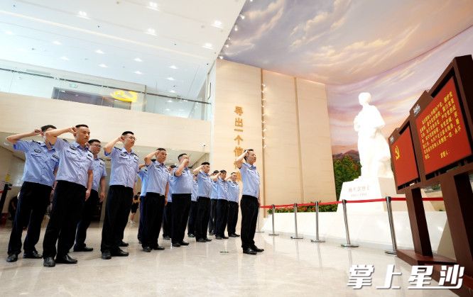 图为长沙县公安局开慧派出所警务人员开展党建活动，重温入党誓词。