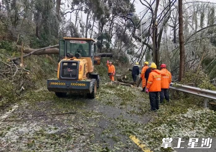 出动机械清除路障.均为福临镇供图