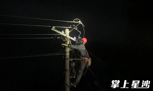 夜色中,检修人员正在借着手电的光检修。 夜色中,检修人员正在借着手电的光检修。