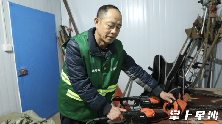 李朝保一早到公园便来取工具，准备工作。均为宋彬彬 摄
