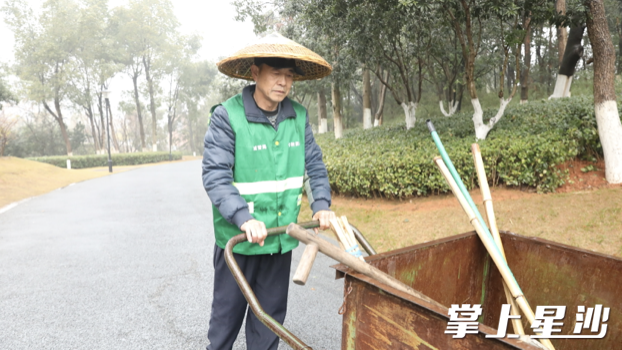 李朝保在工作。