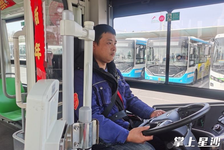 杨佳准备驶离公交站.均为吴雨洲 摄