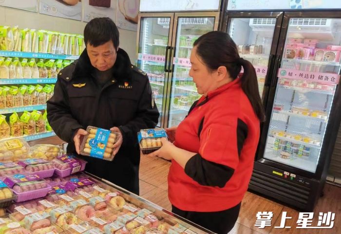 长沙县市监局星沙市监所值班人员在卜蜂莲花超市检查食品安全。均为县市监局供图