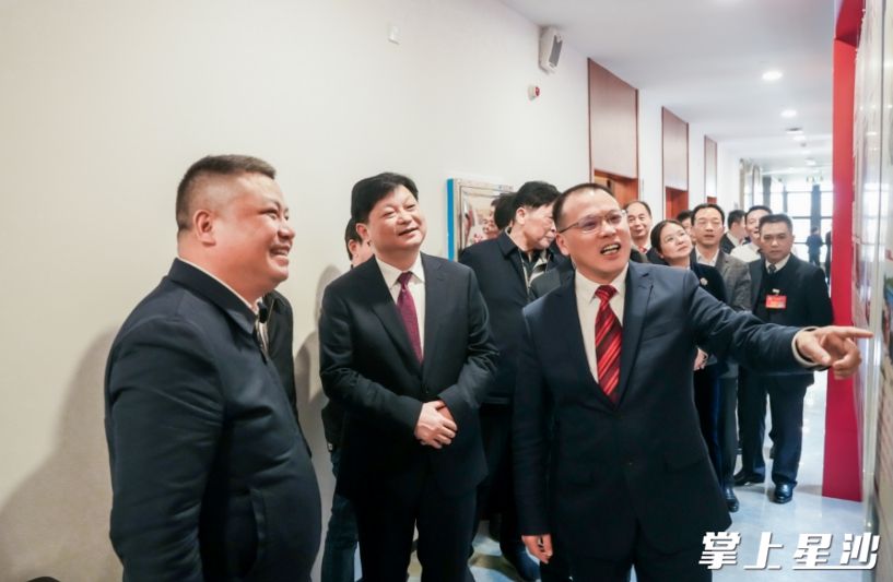 活动开始前，参会人员驻足参观长沙县政协成立40周年历史回顾展。均为章帝 摄