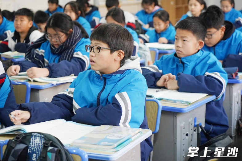 泉塘中学学生正在上课。均为李杰 摄
