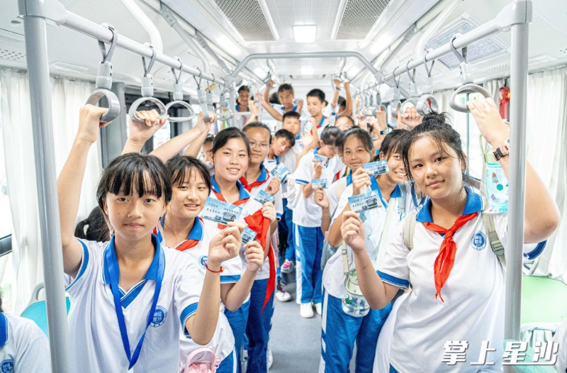目前长沙县共开通13条定制专线服务，解决泉塘片区部分初中学生跨区域上学出行问题。