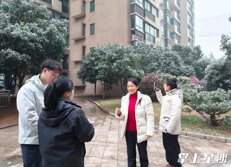 县人大代表段德娇在泉塘中学附近小区调研，了解老百姓对教育的需求。