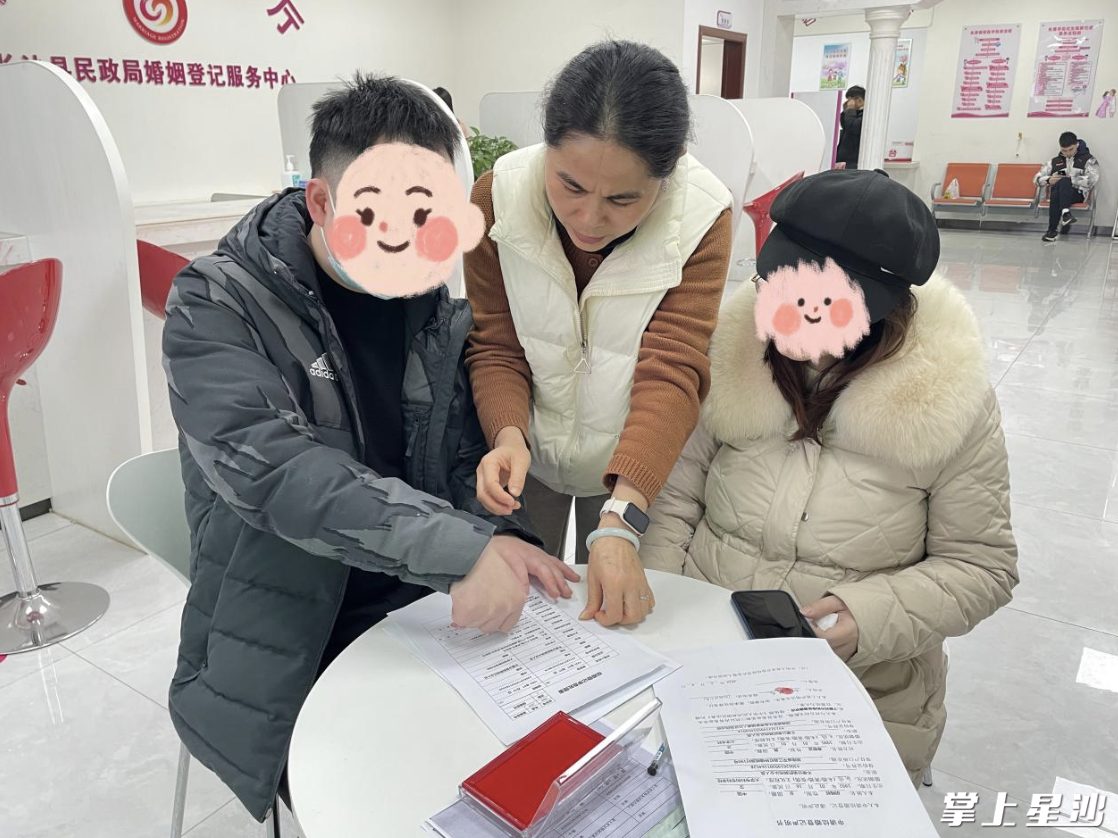 工作人员协助奉先生按手印。张梓峰 摄