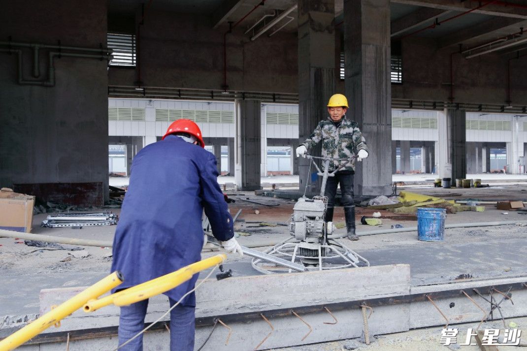 施工人员加紧作业，铆足干劲抢工期。陈晨 摄