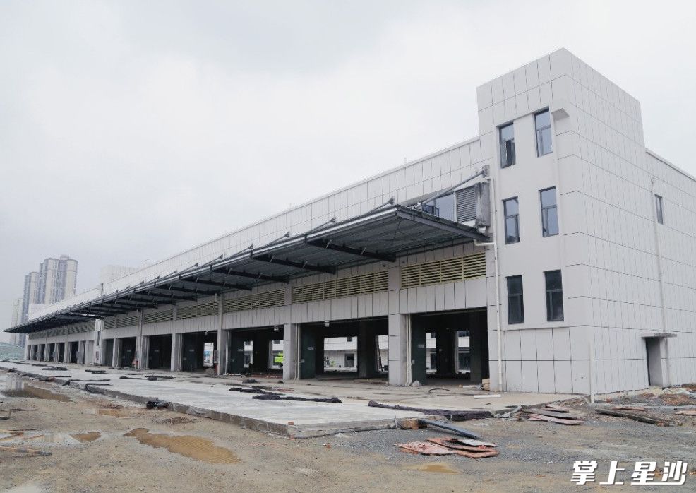 目前16栋建筑主体全部完成，室外工程完成90%。陈晨 摄