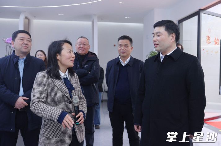 一行人实地考察长沙吉因加医学检验实验室有限公司。