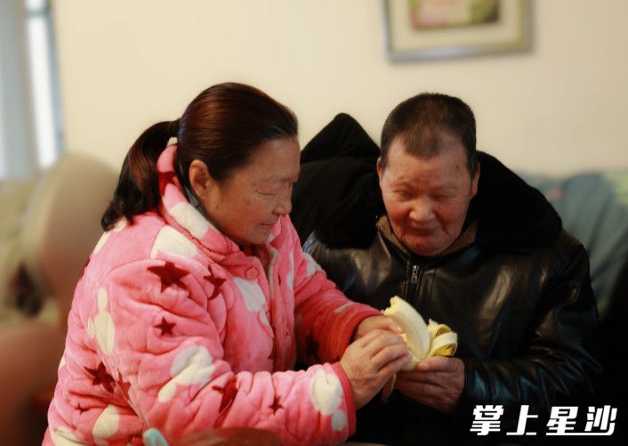 胡耀云（左）为舅舅剥香蕉。文雅丽 摄