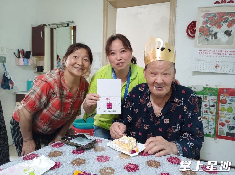 2023年5月，胡耀云与社区志愿者一同给舅舅过79岁生日。中南汽车世界社区供图