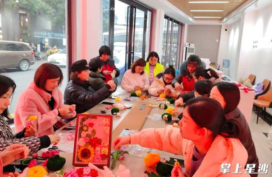 “霞姑之花”志愿者团队走向长沙市区，为社区妇女授课。均为开慧镇供图