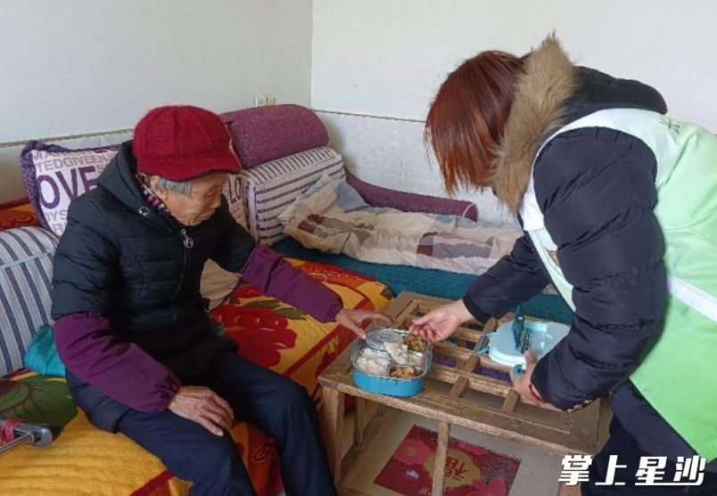 图为开慧村老年助餐志愿者为老人送上暖心服务。