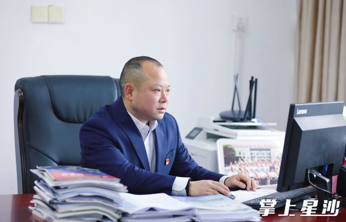 刘志慧在学校办公。