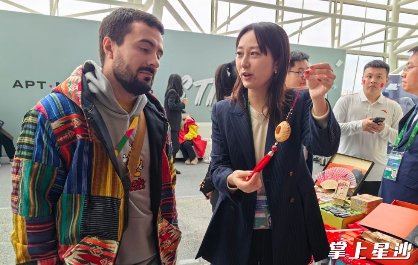 青山铺镇竹编技艺亮相俄罗斯索契世界青年节。青山铺镇供图 青山铺镇竹编技艺亮相俄罗斯索契世界青年节。青山铺镇供图