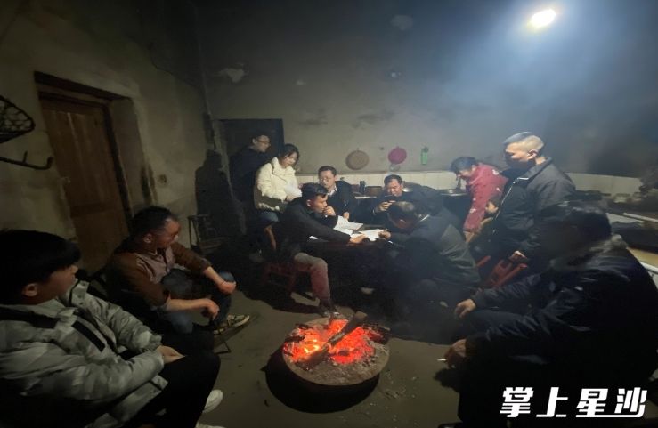 拆迁干部深夜入户做工作。