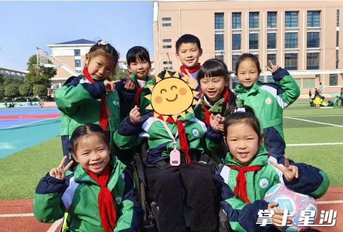 刘诗瑶和同学们开心合影。均为李杰 摄