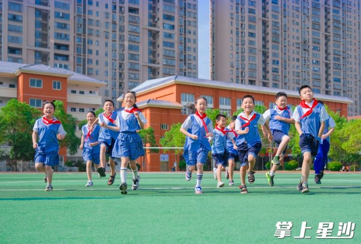 在湘龙小学校园，孩子们开心奔跑。章帝 摄