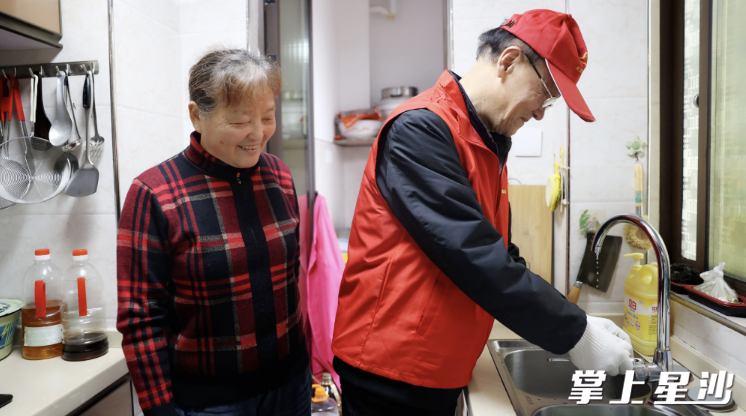 图为七旬老党员刘正良帮助居民修理水管。均为盛磊 摄