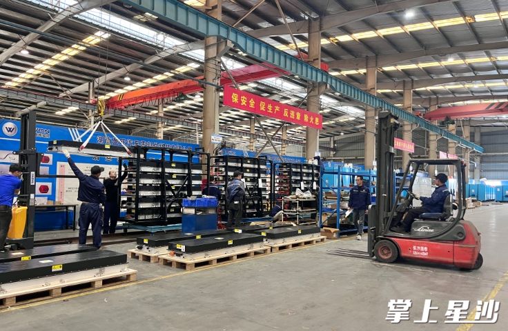 新能源零部件厂房内工人们趁着春风忙生产。均为彭永礼 摄 新能源零部件厂房内工人们趁着春风忙生产。均为彭永礼 摄