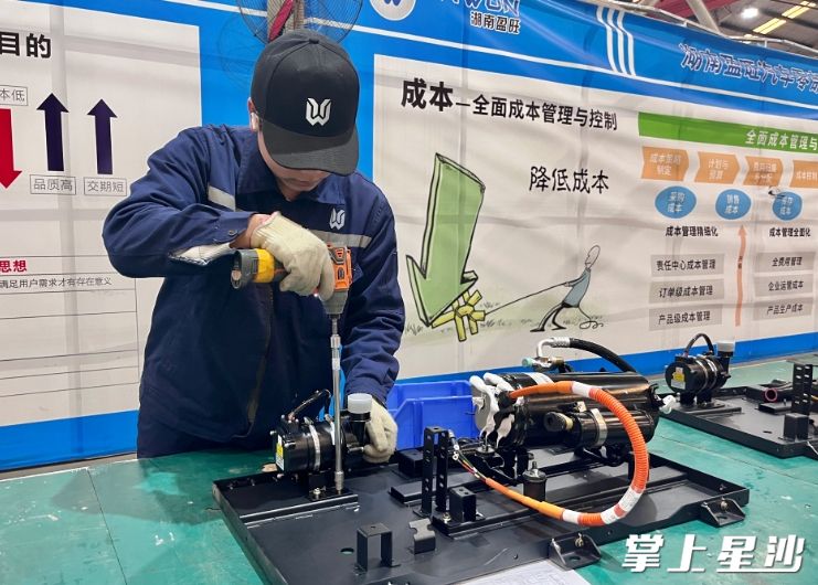 工人娴熟地装配零件。 工人娴熟地装配零件。