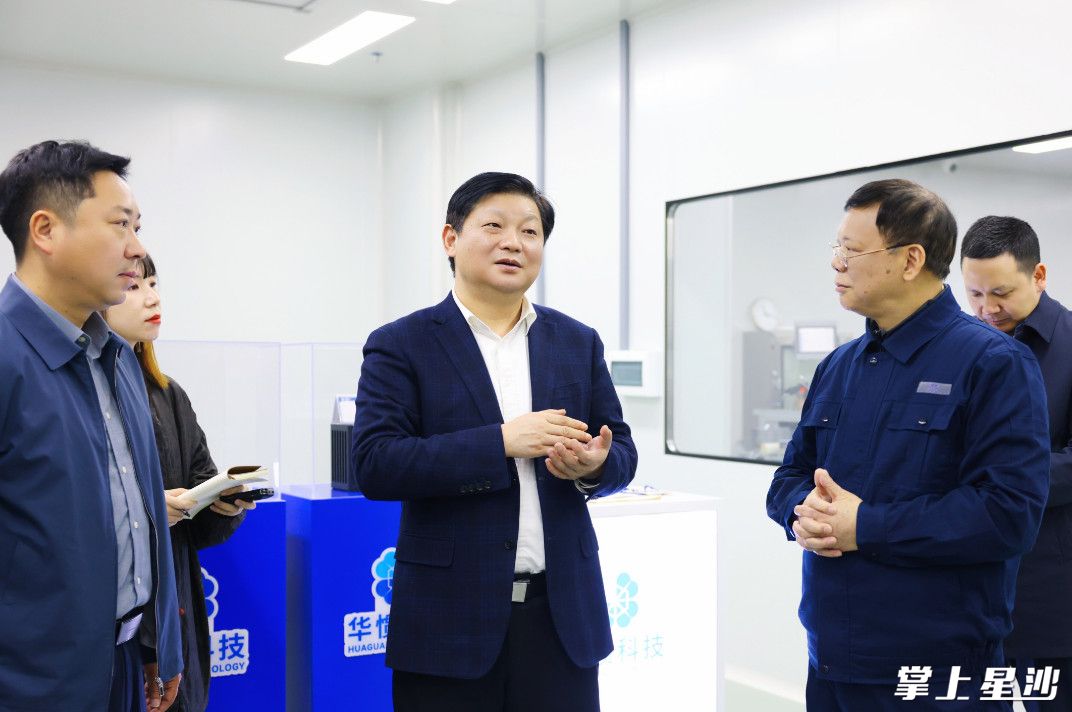 付旭明在华惯科技有限公司，调研光学加工车间、总成老化车间。