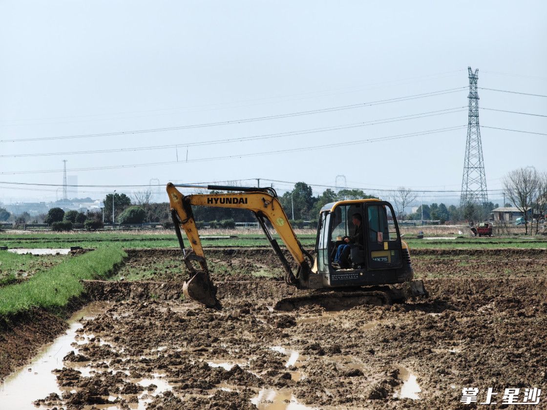 图为黄花镇崩坎村片区高标准农田建设项目施工现场，挖土机正在精整农田，准备收尾工作。邬振 摄