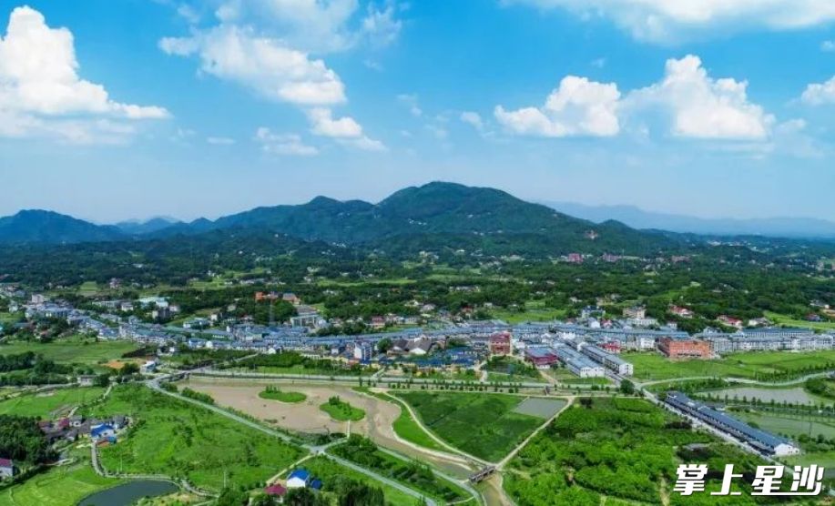 影珠山森林公园是省级森林公园，景区内森林、植被、水域等自然景观极具特色。