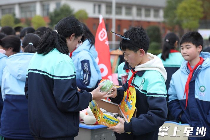 学生积极投入活动，“老板”范儿十足。
