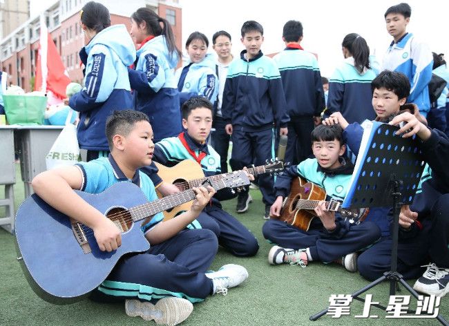 学生现场卖唱，展示才艺，吸引顾客。