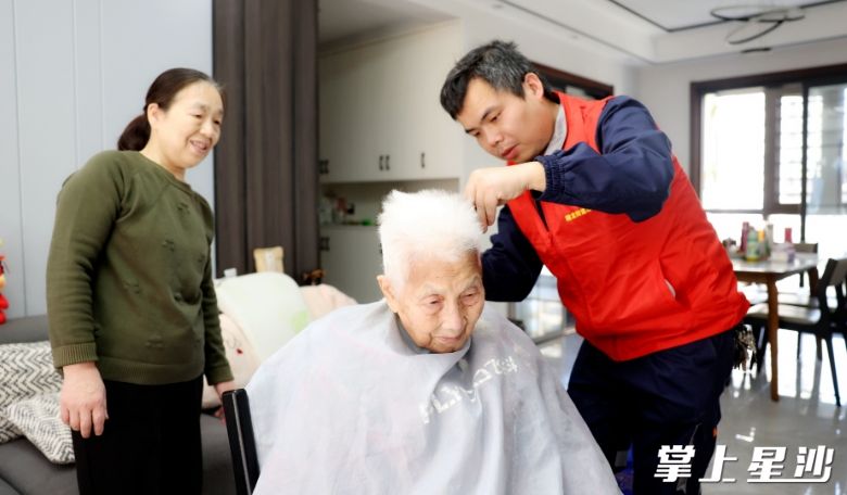 图为刘辉上门为90岁老人李翠鑫提供免费理发服务。